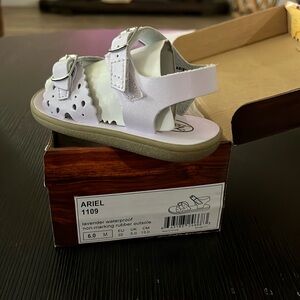 Selling sandals for toddlers new